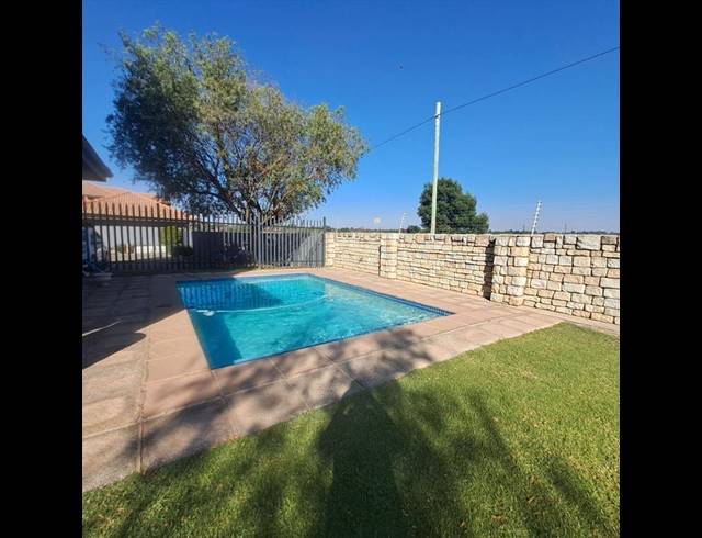 2 BEDROOM TOWNHOUSE FOR SALE IN RYNFIELD